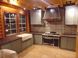 Кухня  в загородный дом в серых тонах